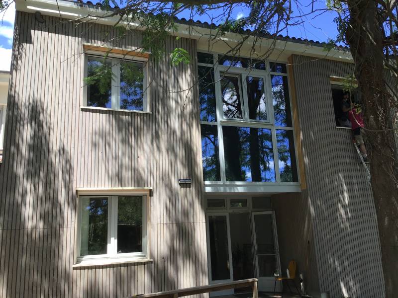 Laboratoire de la Tour du Vallat ITE fibre de bois, ITE face sud balles de riz ainsi qu'un bardages face sud au Sambuc en Camargue