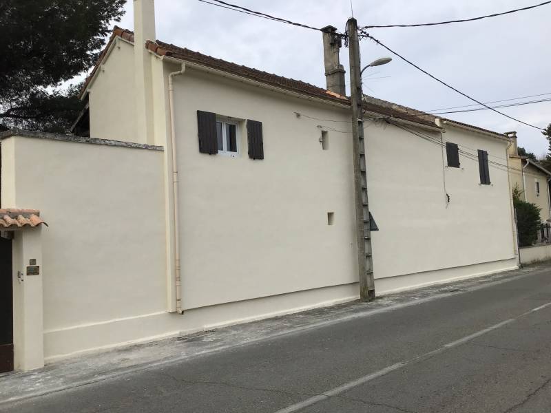 Isolation thermique des murs par l'extérieur d'une ancienne ferme dans la région Avignonnaise